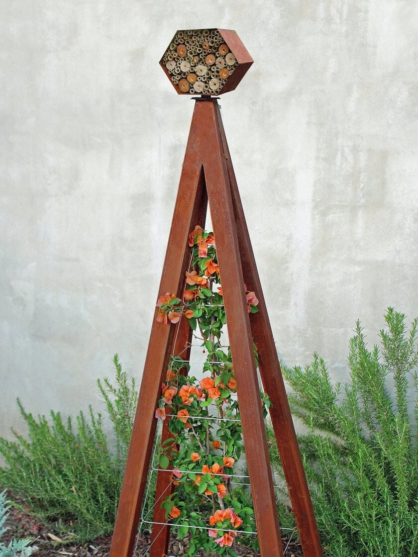 Bee Bungalow + Akoris Garden Tuteur Jr. 3 Bee Bungalow + Akoris Garden Tuteur Jr.